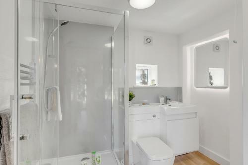 2-bedroom Holiday Home With Parking