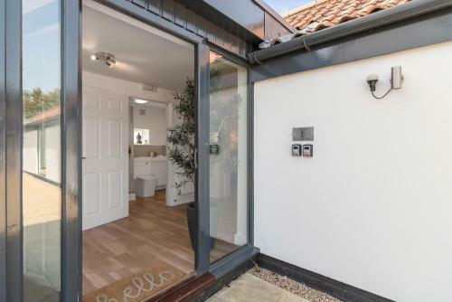 2-bedroom Holiday Home With Parking