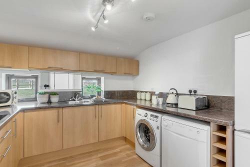2-bedroom Holiday Home With Parking