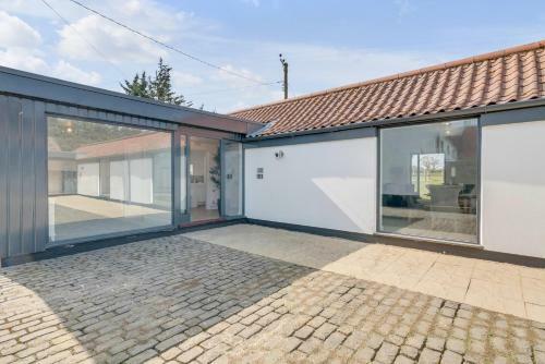 2-bedroom Holiday Home With Parking