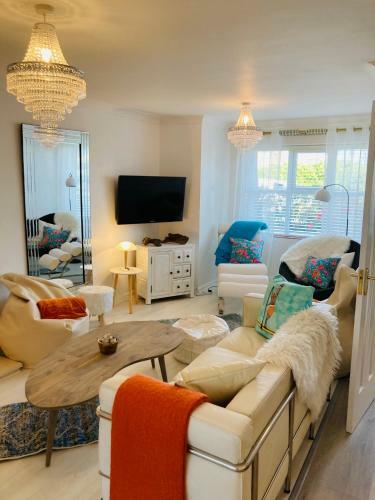 Stunning Seafront House With Garden And Private Parking