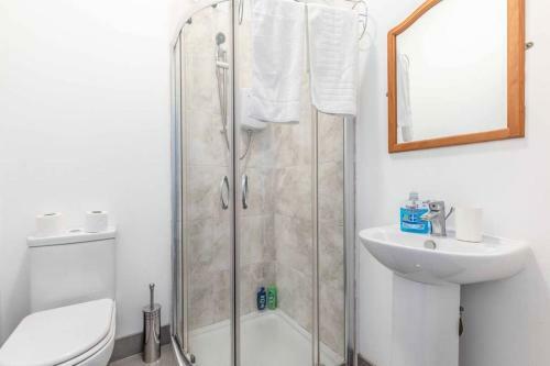 Modern Apartment On Egham High St And Close To Royal Holloway