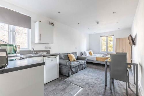 Modern Apartment On Egham High St And Close To Royal Holloway