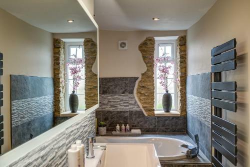 Two Linked Cottages Sleeps 10 Cotswold Town Centre