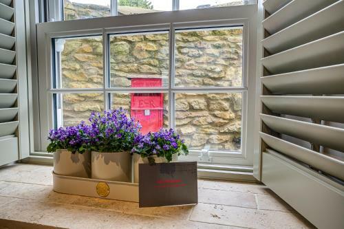 Two Linked Cottages Sleeps 10 Cotswold Town Centre