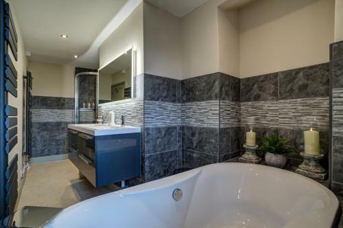 Two Linked Cottages Sleeps 10 Cotswold Town Centre