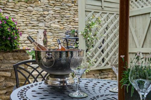 Two Linked Cottages Sleeps 10 Cotswold Town Centre