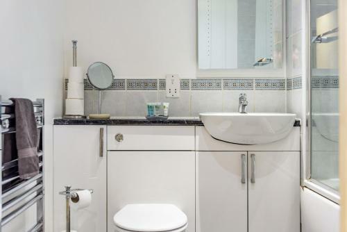 Stylish 2 Bedroom Apartment, Central Exeter, Parking On Site