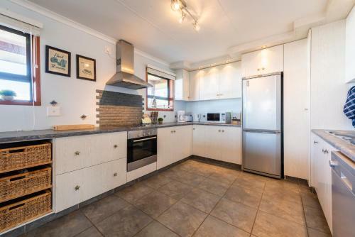 Beach House - Stunning Sea Views - Beach 3 Min Walk