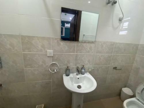 Shortlethomes - 5 Star Short Let Apartment In Ikate