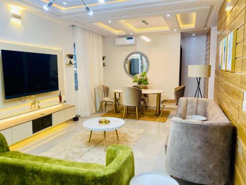 Shortlethomes - 5 Star Short Let Apartment In Ikate