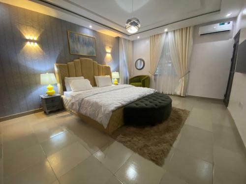 Shortlethomes - 5 Star Short Let Apartment In Ikate