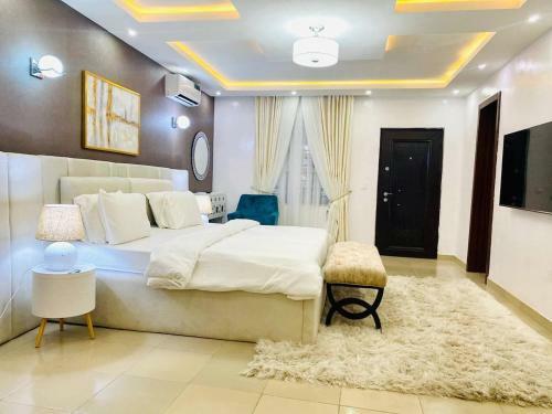 Shortlethomes - 5 Star Short Let Apartment In Ikate