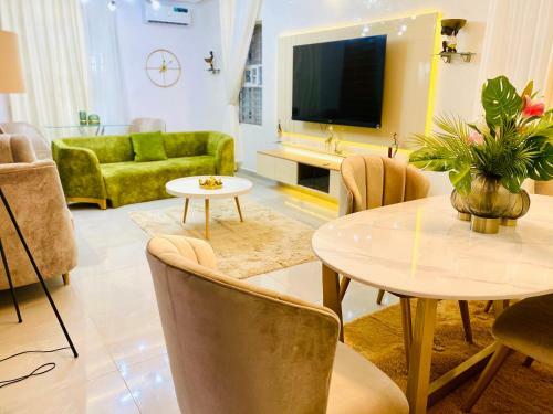 Shortlethomes - 5 Star Short Let Apartment In Ikate