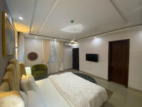 Shortlethomes - 5 Star Short Let Apartment In Ikate