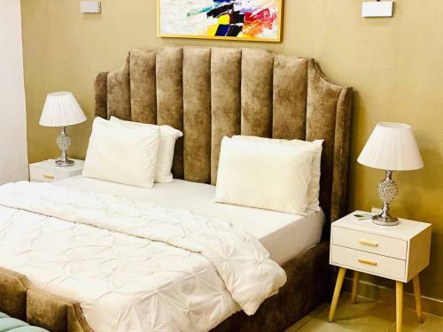 Shortlethomes - 5 Star Short Let Apartment In Ikate