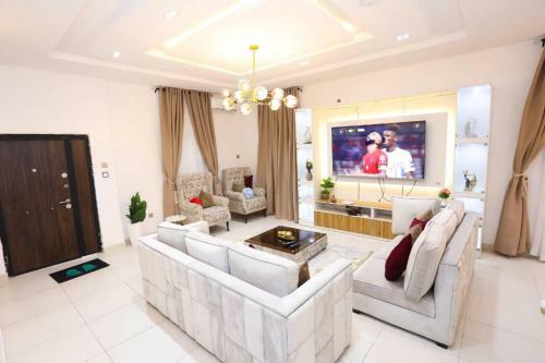 Luxury 4-bedroom Fully Detached Serviced Apartment