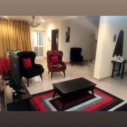 Hostal George's Bay Hotel & Apartments