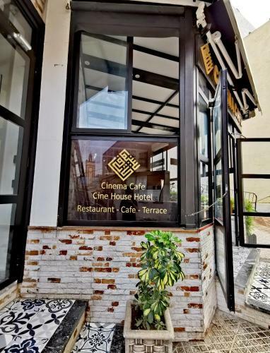 Hostal Cine House