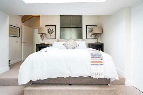 Luxury Barn Conversion With Sea And Bay Views