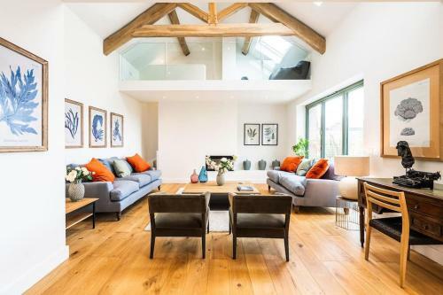 Luxury Barn Conversion With Sea And Bay Views