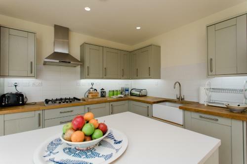4 Bed Detached House - Freshwater
