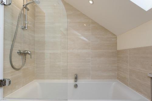 4 Bed Detached House - Freshwater