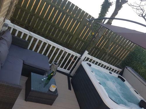 Hillingworth's Hot Tub Retreat