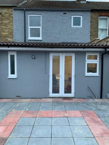 St John's House - 3 Bed Ensuite Rooms