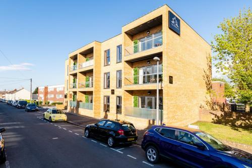 Apartment 4 - Bleisure - Free Parking!