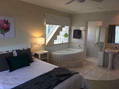 'on Point' Spacious Beach House - Jeffreys Bay