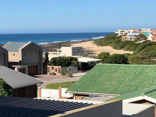 'on Point' Spacious Beach House - Jeffreys Bay