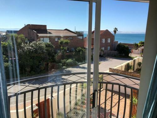 'on Point' Spacious Beach House - Jeffreys Bay