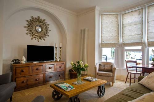 Spacious Apartment Close To Gloucester Quays And Docks