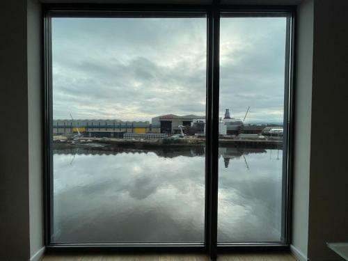 River Clyde View Apartment With Terrace & Parking