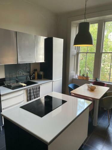 Stunning Glasgow West End Apartment - Facing Botanic Gardens