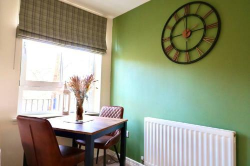 Lovely 2 Bedroom Apartment Overlooking River Clyde