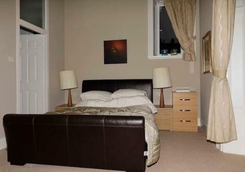 Apartamento West End Large Two Bedroom Flat G12 Private Parking