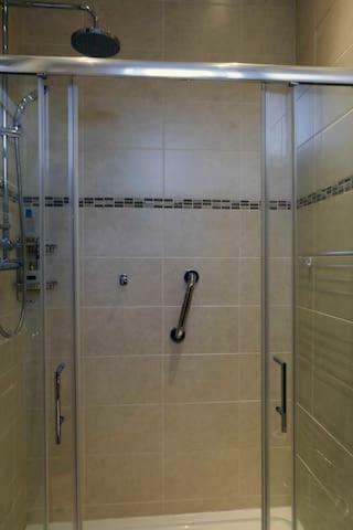 Apartamento West End Large Two Bedroom Flat G12 Private Parking
