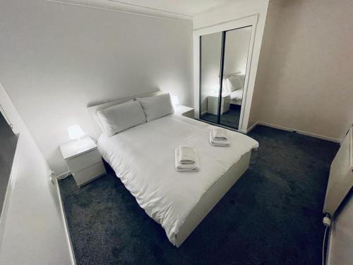 Modern 2 Bedroom Apartment With Free Parking
