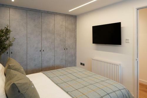 City Centre Led Apartment With Free Secure Underground Parking