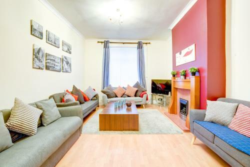 Premium 4-bed Room House. Great Central Location.