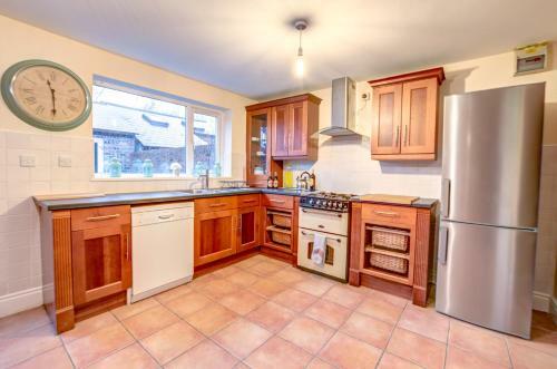 Premium 4-bed Room House. Great Central Location.
