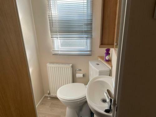 Stunning 3-bed Caravan In Clacton-on-sea