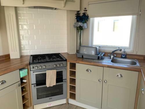 Stunning 3-bed Caravan In Clacton-on-sea