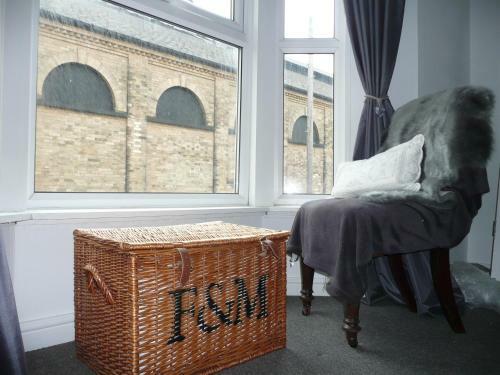 Sea Views By Beach - Spacious 4 Bed Family House