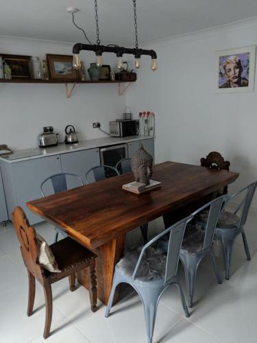 Sea Views By Beach - Spacious 4 Bed Family House