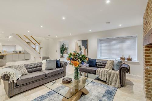 6 Bedroom Spacious Holiday Home