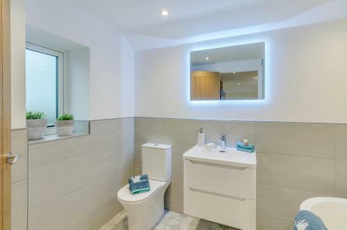 6 Bedroom Spacious Holiday Home