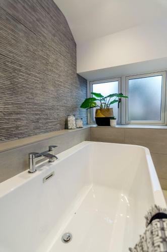 6 Bedroom Spacious Holiday Home